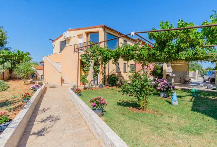 Pula, Valdebek – Detached Villa with Three Separate Units and Expansive Garden