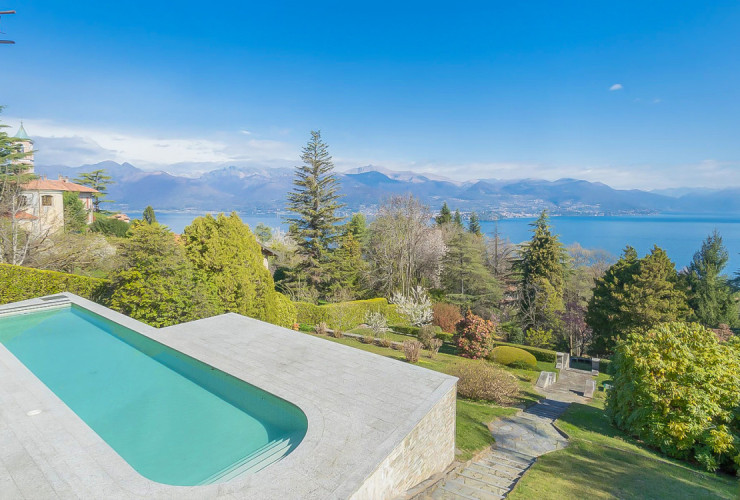 Историческая вилла с видом на озеро, бассейном и парком площадью 1 гектар в Стрезе, озеро Маджоре, Пьемонт, Италия