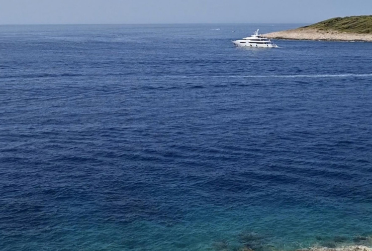 Хвар, современная вилла в первом ряду от моря, редкая возможность на рынке