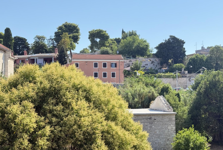 Pula, Center- Housing Complex with two quality apartments and cafe bar, 272.02 m2