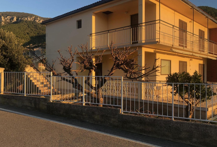 Вис, Комижа, отдельный дом с садом