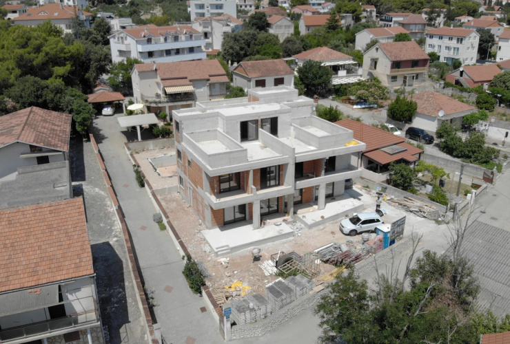 Island of Murter, Jezera, house with a swimming pool, second row to the sea, 210,28 m²