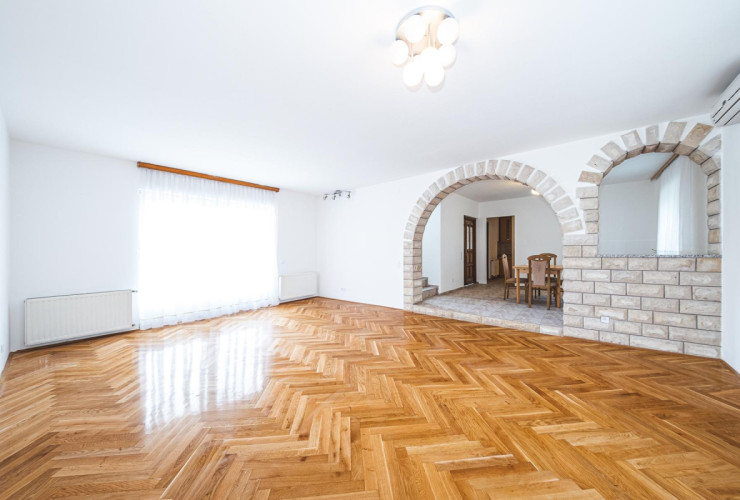 Zagreb, Gračani, beautiful three-storey five-bedroom apartment with a garden, NKP 278.66 m2