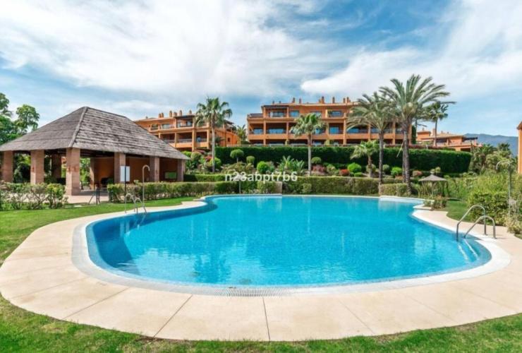 Elegant Ground Floor Apartment with Private Garden in Benatalaya