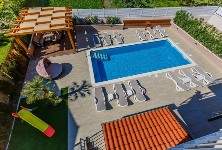 Kaštel Lukšić, villa with pool and sea view