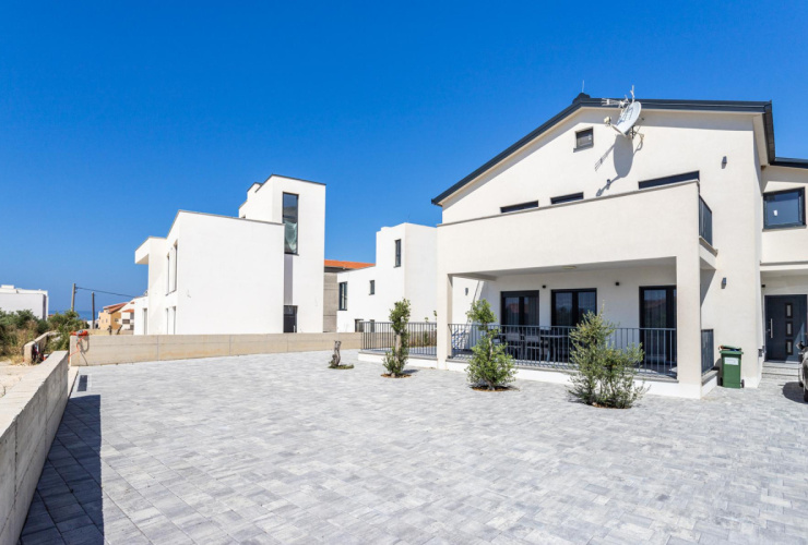 Podstrana, newly built house with three apartments 100 meters from the beach