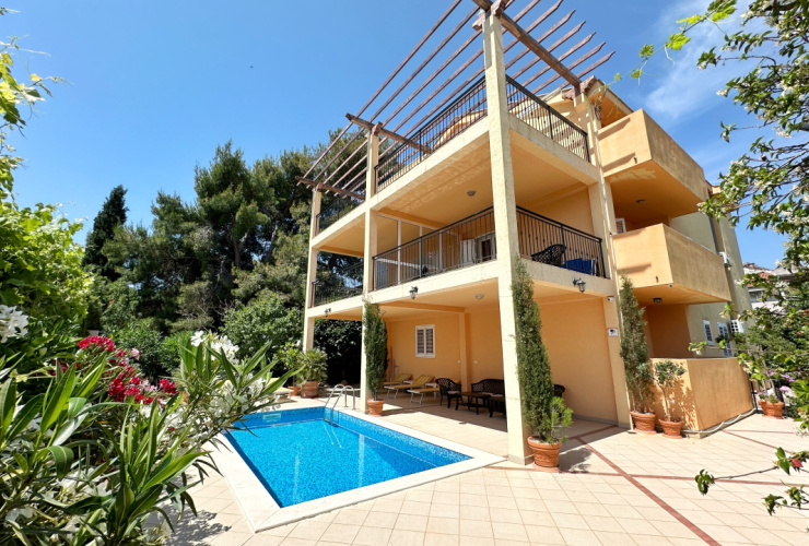 Mini-hotel with pool and spa near Lustica Bay