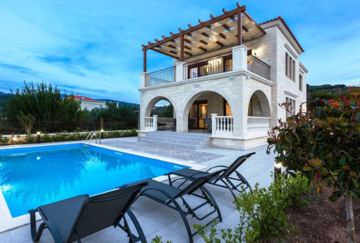 ВЕЛИКОЛЕПНАЯ КАМЕННАЯ ВИЛЛА АЛЬМИРА С БАССЕЙНОМ