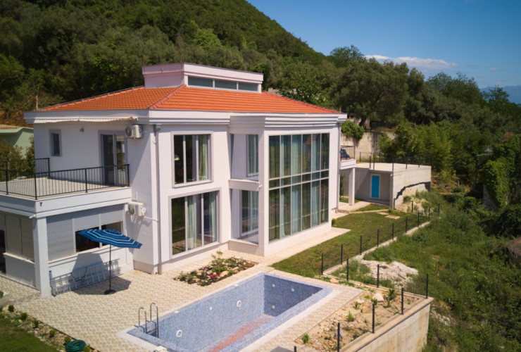 Spacious house in Kumbor with a total area of 335 m²